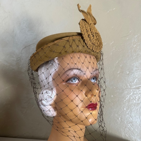 SPLENDID 1940s\' MUSTARD COLOR FELT HAT + GROSGRAIN TRIM & FULL VEIL main image 9